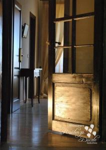 BovinoResidenza Ducale的木地板客房的木门
