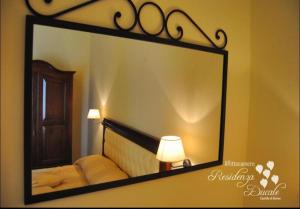 BovinoResidenza Ducale的挂在卧室墙上的镜子