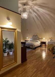 BovinoResidenza Ducale的一间卧室配有一张床和一面大镜子