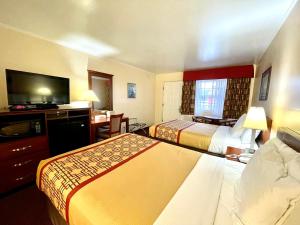萨默斯波因特Passport Inn Somers Point - Somers Point的酒店客房设有两张床和电视。