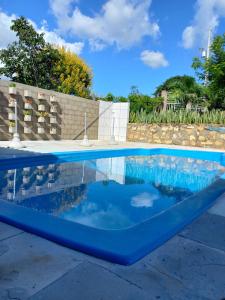 特里温福Pousada Pedra do Sossego的后院的游泳池,蓝色的应付方式