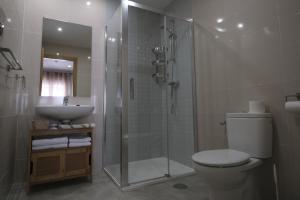 佩德拉希塔Hostal Restaurante Goya的带淋浴、卫生间和盥洗盆的浴室