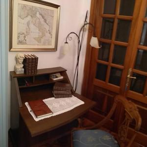 蒙特普齐亚诺Casa di nonna Cate的墙上一张桌子和一张地图的办公室