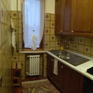 蒙特普齐亚诺Casa di nonna Cate的厨房设有水槽和窗户。