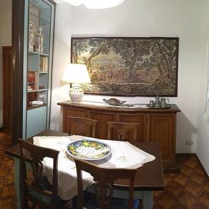 蒙特普齐亚诺Casa di nonna Cate的一间用餐室,配有一张桌子和盘子