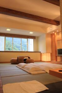乌来乌来Spring Spa温泉山庄的一间卧室设有一张大床和大窗户