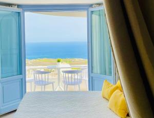 费拉Elkaza Villas的一间卧室配有一张床,享有海景