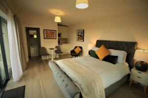 TullyallenThe Shepherd's Lodge的一间卧室设有一张床和一间客厅。