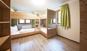 萨尔巴赫Holiday Lodge Central的宿舍内带双层床的房间