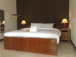 素可泰芒考空间本旅馆 的一间卧室配有一张大床和毛巾