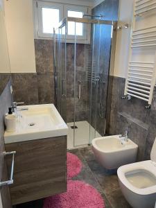 巴多利诺Magic Apartments的一间带水槽、卫生间和淋浴的浴室