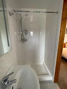 奥克尼Royal Oak Guesthouse的带淋浴、卫生间和盥洗盆的浴室