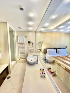 萨拉热窝City Boutique Hotel的浴室设有床和卫生间。