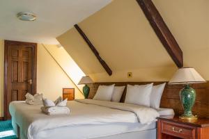 兰达弗里国王赫德酒店的卧室配有带白色枕头的大床