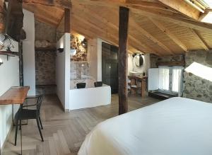 埃尔戈伊瓦尔Casa rural Abatetxe的一间卧室配有一张床和一张书桌