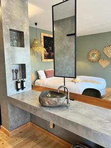 Curvatos蒙吉奥斯乡间别墅温泉酒店的一间带水槽的浴室和一间带一张床的卧室