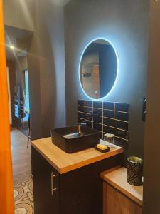 滨海贝尔克La tentation的一间带水槽和镜子的浴室