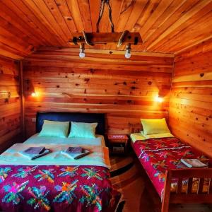 莫伊科瓦茨Log cabin 2 Merdovic的小木屋内一间卧室,配有两张床
