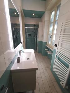 科莱尼奥B&B Ad Quintum Torino的浴室配有白色水槽和淋浴。
