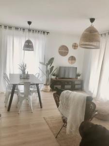 蒙宗Precioso apartamento en Monzón con terraza, PISCINA,parque infantil y PARKING的客厅配有桌椅和电视。