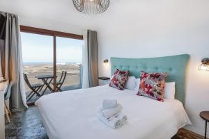 蒂纳霍Casa De La Nobleza的一间卧室设有一张床,享有海景