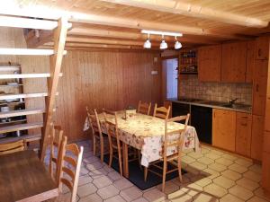 布里恩茨Chalet mit Alpenambiente Axalp的一间厨房,里面配有桌椅