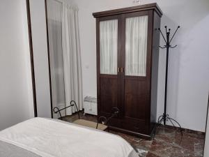 拜纳Mi Rinconcito的卧室配有木制橱柜,位于床边