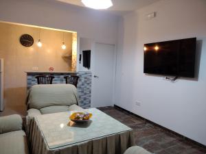 拜纳Mi Rinconcito的带沙发、桌子和电视的客厅