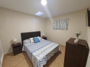 La ListadaCasa Naihu的一间卧室配有一张带蓝色枕头的床。