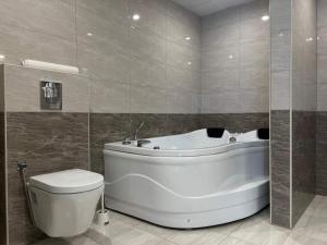 拉马拉Mizirawi Historic Hotel的浴室配有白色浴缸和卫生间。