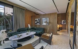 棕榈泉L'Horizon Resort & Spa, Hermann Bungalows的客厅配有沙发和桌子
