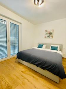 卢森堡Brand New Luxury 3 bedrooms, Terrace and Free Parking - noah的白色卧室配有一张带蓝色枕头的大床