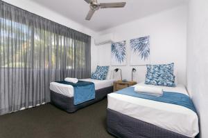 道格拉斯港海景假日热带礁公寓的带窗户的客房内的两张床