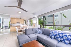 道格拉斯港海景假日热带礁公寓的客厅配有沙发和桌子