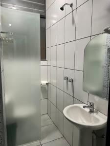 塔里哈Green Space的白色的浴室设有水槽和淋浴。