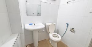 加姆波勒Dealings Freedom Rest的白色的浴室设有卫生间和水槽。