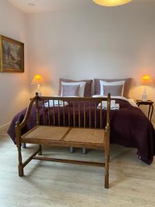 森讷堡Rønhave的客房内的一张带枕头的床铺和长凳