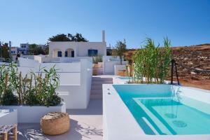 帕罗斯岛Casa Mardiva Sole的一座带游泳池和房子的别墅