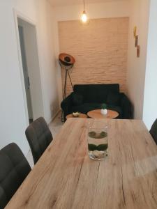 卡什泰拉Apartman Marita的客厅配有一张木桌和沙发