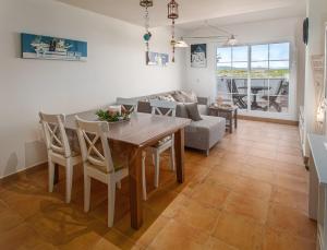 阿尔加德萨Terrazas de Alcaidesa 2361的用餐室以及带桌椅的起居室。