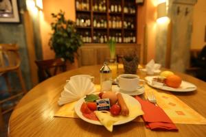 布拉格色温兹多红椅酒店的一张木桌,上面有盘子的食物