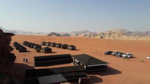 瓦迪拉姆萨勒姆营地酒店的一群在沙漠中的山地建筑