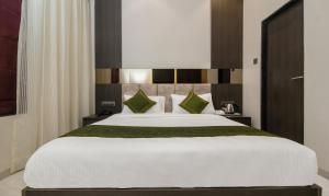 Hotel Oyster Suite Andheri West客房内的一张或多张床位