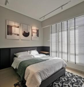 怡保New Ipoh The Majestic Condo Homestay的一间卧室设有一张大床和一个大窗户
