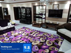 开罗Maadi Apartment - 3 rooms ( Families Only )的一间铺有大紫色地毯的客厅
