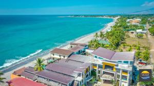 莫龙Miami Heat Beach Resort powered by Cocotel的享有海滩的空中景致,设有房屋和海洋