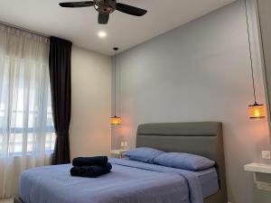 新山Suasana JB at JB Center Luxury Modern & Rustic 1BR Apt for Bussiness,Vacation trips的一间卧室配有一张带吊扇的床