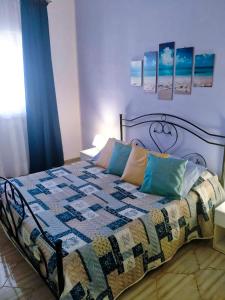 兰佩杜萨Appartamento con giardino的一间卧室配有床,床上装有被子