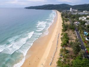 卡伦海滩Baan Sailom Hotel Phuket - Sha Extra Plus的海滩上的人的空中景色