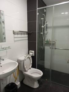 怡保New Ipoh The Majestic Condo Homestay的带淋浴、卫生间和盥洗盆的浴室